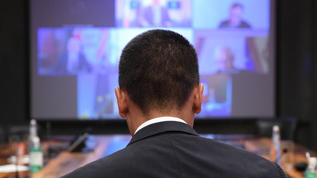 Les ministres du G7 pendant leur visioconférence, ici dans le bureau de l'Italien Luigi Di Maio. [EPA/Keystone - Ettore Ferrari]