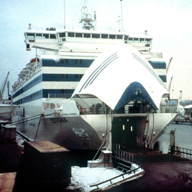L'enquête pointait du doigt une défaillance dans la porte avant du ferry Estonia. [Keystone - AP Photo/Sakari Saari]