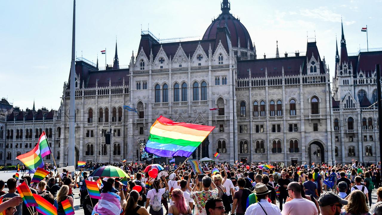 Le 7 juillet 2018, la gay pride s'est arrêtée devant le Parlement à Budapest en Hongrie. [GERGELY BESENYEI / AFP]