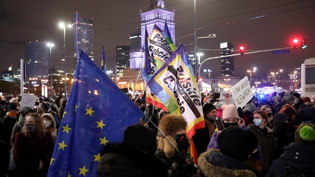 Des milliers de manifestants en Pologne contre la quasi-interdiction de l'avortement. [Keystone - EPA/Leszek Szymanski]