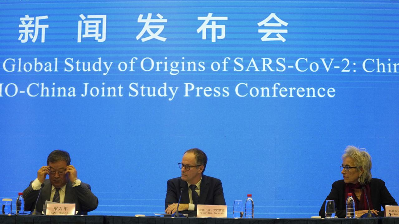 Conférence de presse des enquêteurs chinois et de l'OMS à Wuhan. [Keystone/AP Photo - Ng Han Guan]