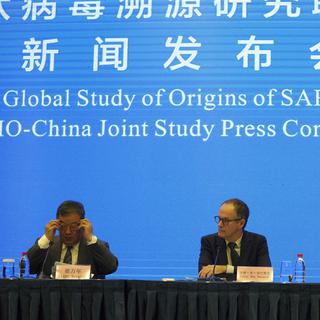 Conférence de presse des enquêteurs chinois et de l'OMS à Wuhan. [Keystone/AP Photo - Ng Han Guan]