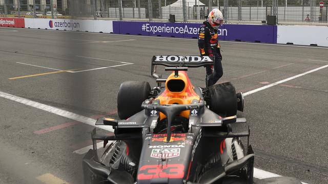 Max Verstappen a semble-t-il crevé alors qu'il filait vers la victoire. [Tolga Bozoglu]