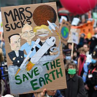 Des milliers de protestataires manifestent lors d'une manifestation pour la COP26 dans le centre de Londres, en Grande-Bretagne, le 06 novembre 2021. [EPA/Keystone - Andy Rain]