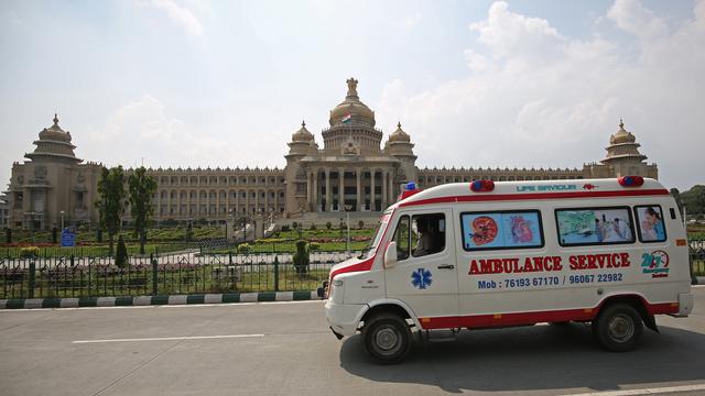 Le ballet quotidien des ambulances à Bangalore, en Inde. [Keystone - EPA/Jagadeesh NV]