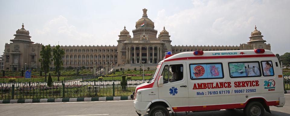 Le ballet quotidien des ambulances à Bangalore, en Inde. [Keystone - EPA/Jagadeesh NV]