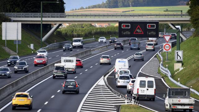 Des feux rouges à l'entrée de l'autoroute à Cossonay. [Keystone - Laurent Gillieron]