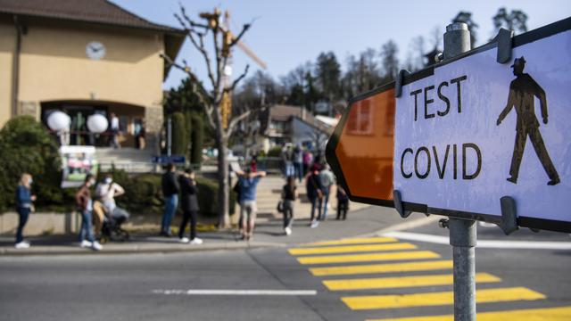 Un centre de dépistage à Lausanne le 2 avril 2021. [Keystone - Jean-Christophe Bott]