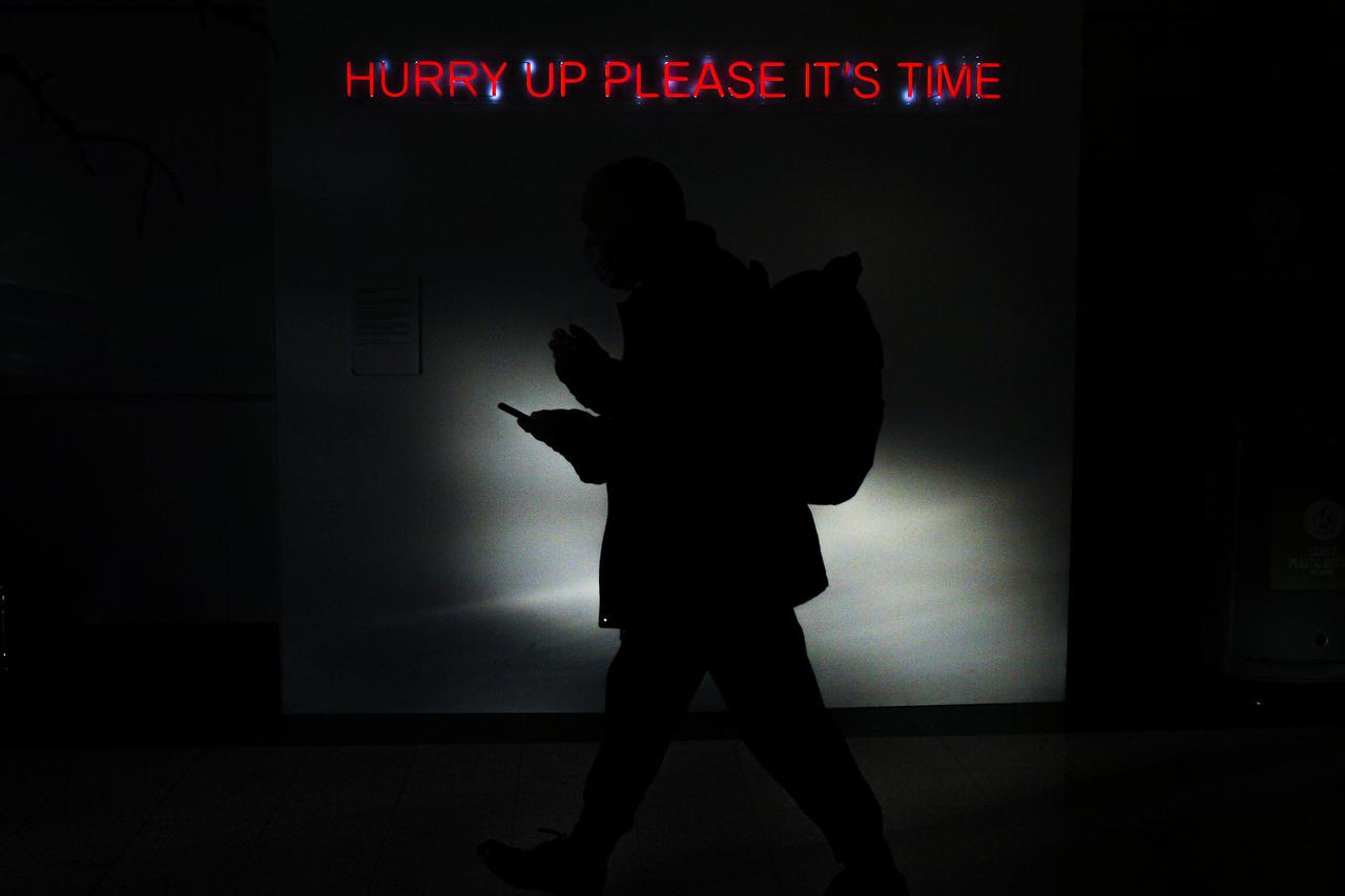 L'œuvre signée par la britannique Cornelia Parker se trouve dans le principal lieu de rencontres de la COP26.Ewan Bootman/NurPhotoAFP [NurPhoto via AFP - Ewan Bootman/NurPhoto]