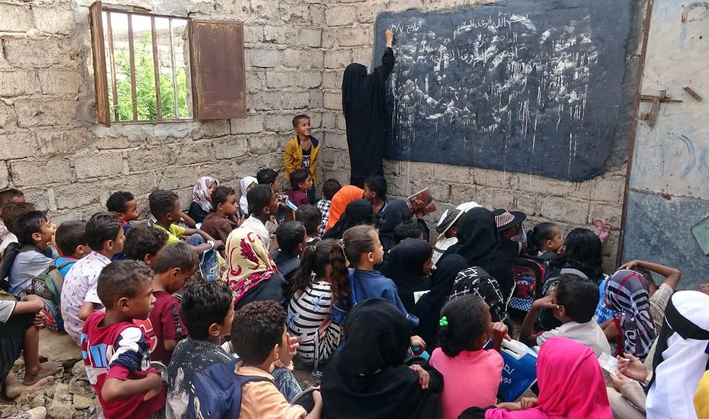 Des enfants yéménites déplacés vont en classe dans un bâtiment scolaire délabré, dans la province occidentale de Hodeidah, déchirée par la guerre, le 5 septembre 2021. [AFP - Khaled Ziad]