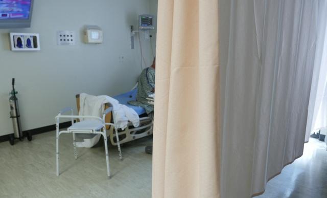 Un patient attend son transfert; il est pour l'heure bloqué dans un établissement hospitalier rural de Bellville. Texas, le 1er septembre 2021. [AFP - François Picard]