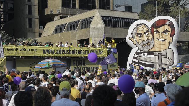 Les manifestants s'opposent autant à l'actuel président Jair Bolsonaro (à droite sur le dessin) qu'à l'ancien, Luiz Inácio Lula da Silva (à gauche). [AFP - PAULO LOPES / ANADOLU AGENCY / ANADOLU AGENCY]