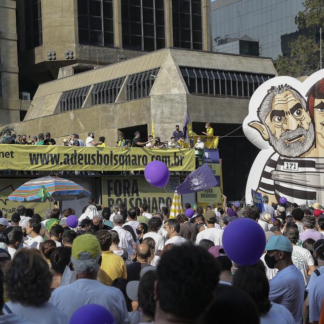 Les manifestants s'opposent autant à l'actuel président Jair Bolsonaro (à droite sur le dessin) qu'à l'ancien, Luiz Inácio Lula da Silva (à gauche). [AFP - PAULO LOPES / ANADOLU AGENCY / ANADOLU AGENCY]