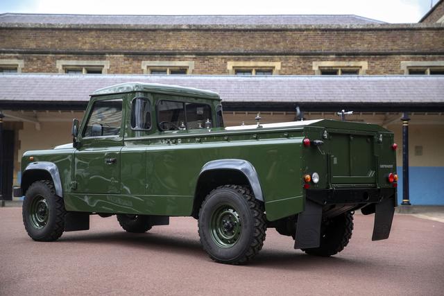 Parmi les volontés du prince Philip, l'utilisation d'un 4X4 Land Rover spécialement conçu pour conduire son cercueil du château à la chapelle Saint-George, quelques centaines de mètres plus loin. [POOL/AFP - STEVE PARSONS]