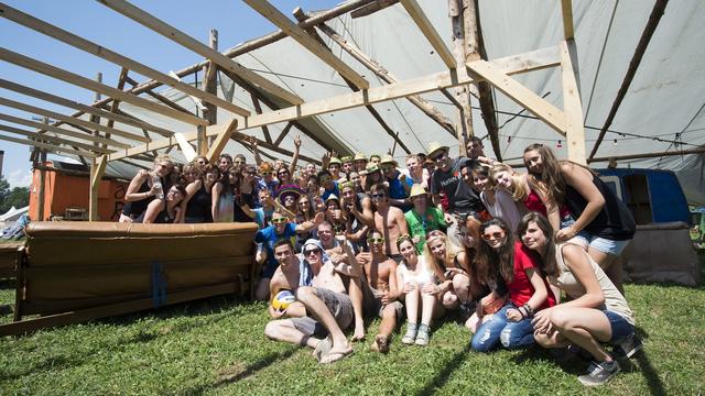 Un groupe de jeunes des jeunesses du Jorat pose dans le camping de la Fête cantonale vaudoise des jeunesses campagnarde (FVJC), le 20 juillet 2013 à Colombier (VD). [Keystone - Jean-Christophe Bott]