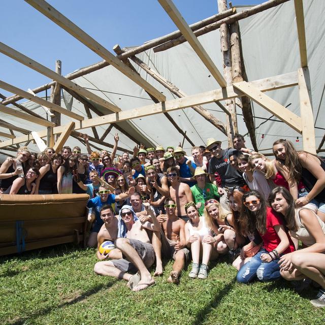 Un groupe de jeunes des jeunesses du Jorat pose dans le camping de la Fête cantonale vaudoise des jeunesses campagnarde (FVJC), le 20 juillet 2013 à Colombier (VD). [Keystone - Jean-Christophe Bott]