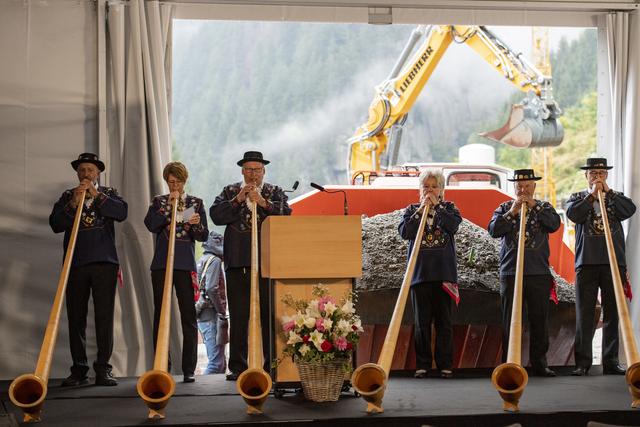 Mercredi 29 septembre: de joueurs de cor des Alpes lors du lancement officiel de la construction du second tube du tunnel routier du Gothard à Göschenen (UR). L'ouvrage devisé à 2,14 milliards de francs doit être inauguré dans huit ans. [Keystone - Urs Flueeler]