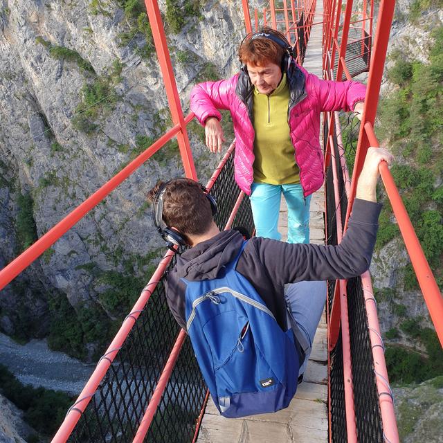 Yves-Alain Cornu lutte contre le vertige avec Pascale Haegler sur le pont de Niouc. [RTS - Yves-Alain Cornu]