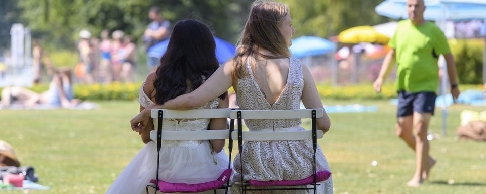 Un couple de femmes, dans une manifestation en faveur du mariage pour tous. [Keystone - Anthony Anex]