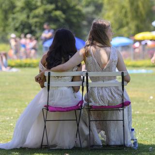 Un couple de femmes, dans une manifestation en faveur du mariage pour tous. [Keystone - Anthony Anex]