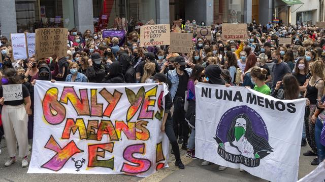 Une manifestation de soutien à une victime de viol a eu lieu devant la cour d'appel de Bâle. [Keystone - Georgios Kefalas]