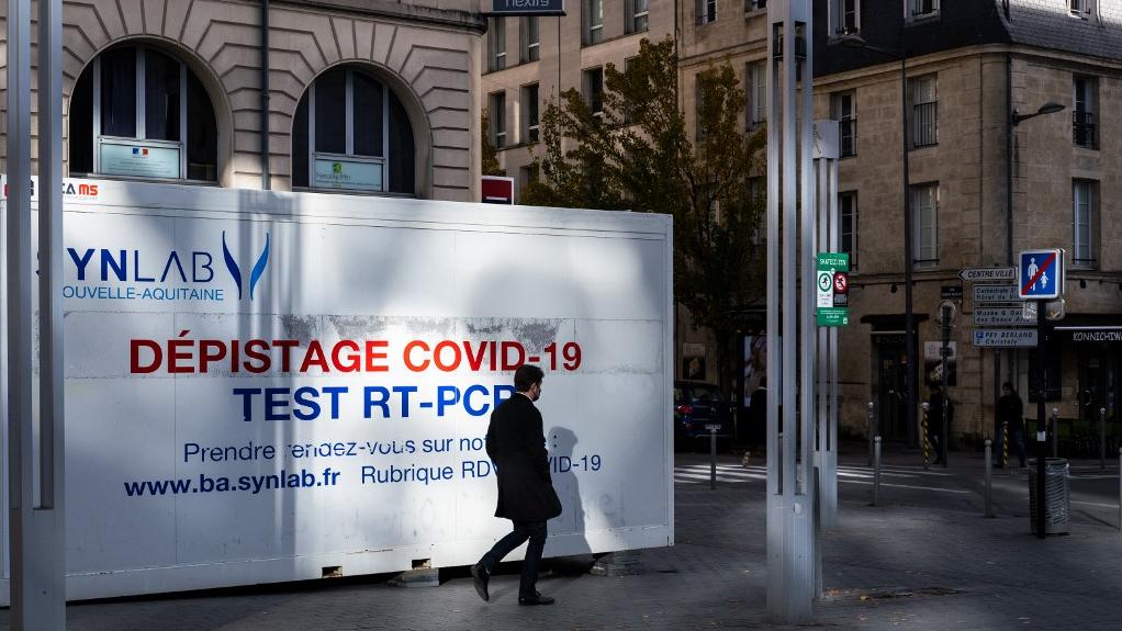 Centre de dépistage du Covid-19 dans la rue à Bordeaux. [Hans Lucas/AFP - Valentino Belloni]