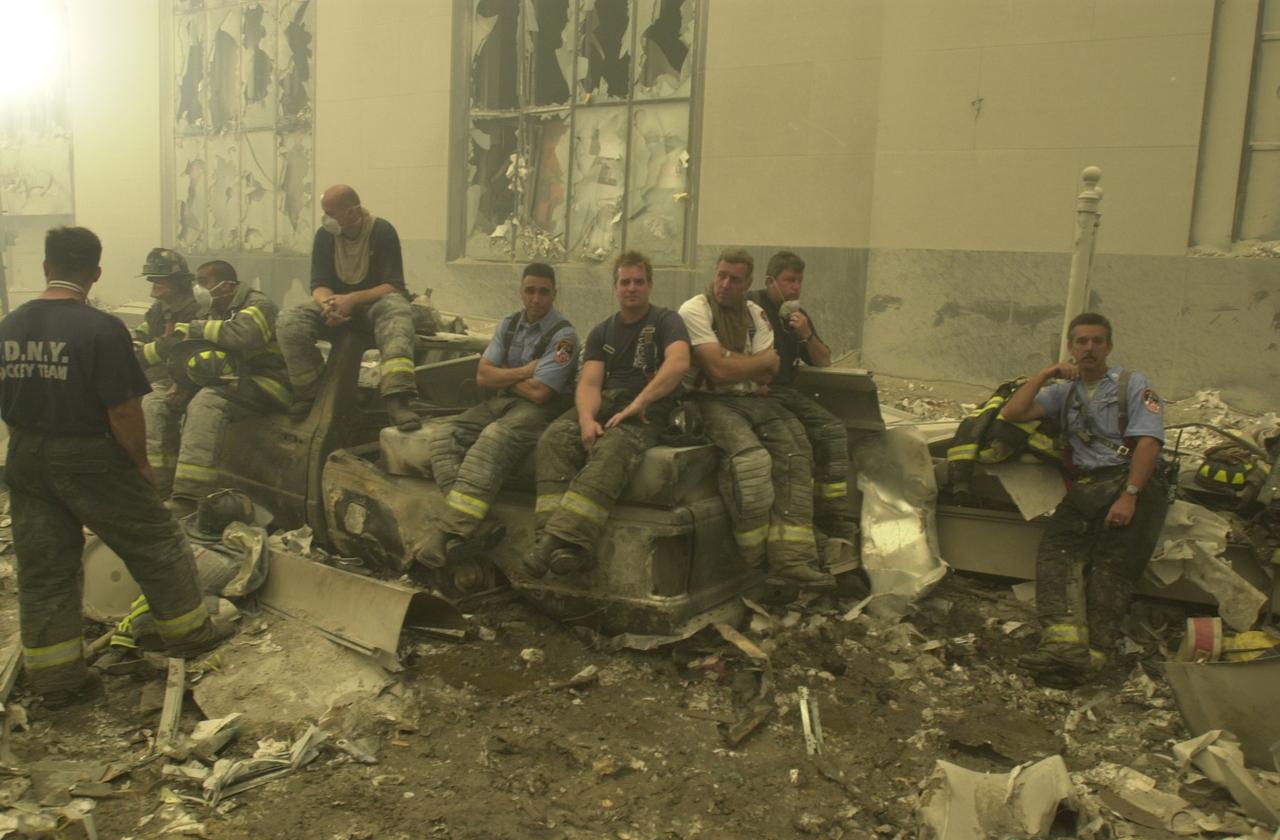 Les pompiers de New York impuissants et sous le choc. [Keystone - AP/Mark Lennihan]