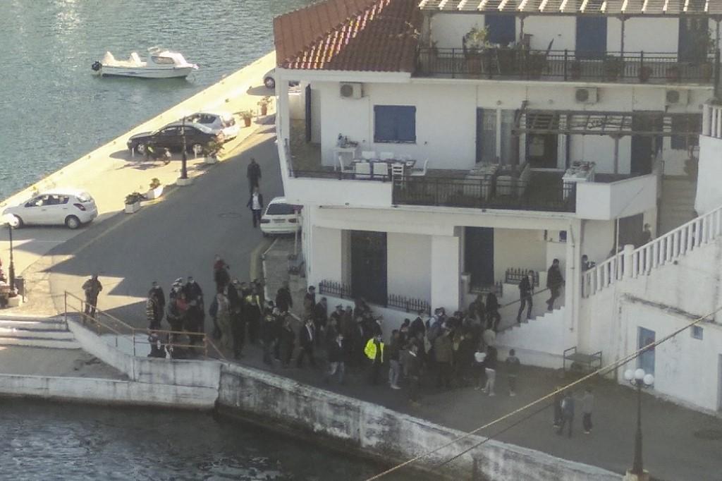 Le Premier ministre Kyriakos Mitsotakis et d'autres personnes vont manger dans une maison sur l'île d'Ikaria, le 6 février 2021. [AFP - Stringer]