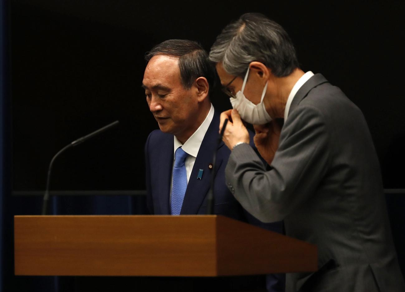 Le Premier ministre japonais Yoshihide Suga (gauche) à Tokyo le 17.06.2021. [Pool/EPA/Keystone - Issei Kato]