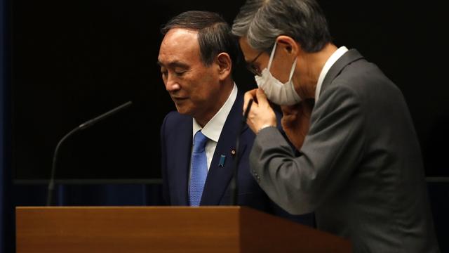 Le Premier ministre japonais Yoshihide Suga (gauche) à Tokyo le 17.06.2021. [Pool/EPA/Keystone - Issei Kato]