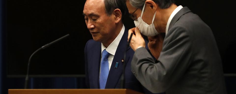 Le Premier ministre japonais Yoshihide Suga (gauche) à Tokyo le 17.06.2021. [Pool/EPA/Keystone - Issei Kato]