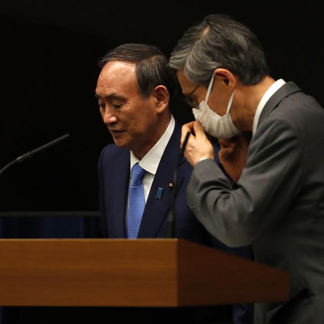 Le Premier ministre japonais Yoshihide Suga (gauche) à Tokyo le 17.06.2021. [Pool/EPA/Keystone - Issei Kato]