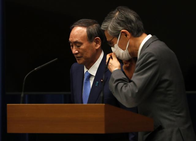 Le Premier ministre japonais Yoshihide Suga (gauche) à Tokyo le 17.06.2021. [Pool/EPA/Keystone - Issei Kato]