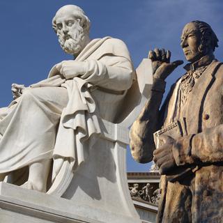 Statues de Platon en Grèce et de Darwin aux Îles Galápagos.
TravelTelly/Brigida_Soriano
Depositphotos [TravelTelly/Brigida_Soriano]
