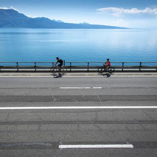 Des cyclistes roulent à vélo sur la route cantonale 9 à Treytorrens en Dezaley dans le Lavaux, le 2 juin 2020. [KEYSTONE - Laurent Gillieron]