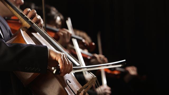 Orchestre violoncelle, violon. [depositphotos - stokkete]