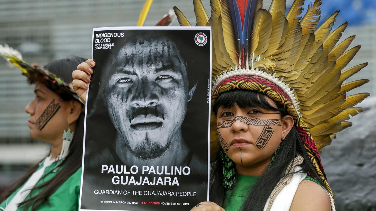 Manifestation après l'assassinat d'un défenseur de l'environnement tué par des exploitants forestiers illégaux dans la forêt amazonienne du Brésil en 2019. [Keystone - EPA/OLIVIER HOSLET]