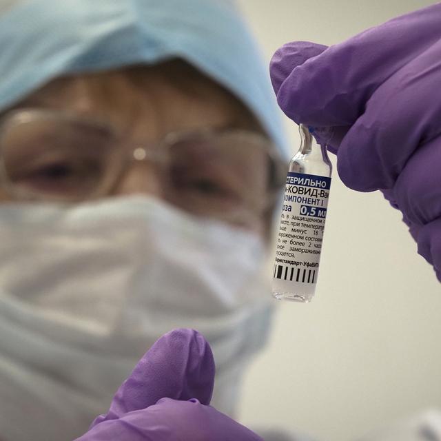 Une infirmière présente une fiole du vaccin russe Sputnik V contre le Covid-19, le 16 février en Carélie. [AP/Keystone - Dmitri Lovetsky]