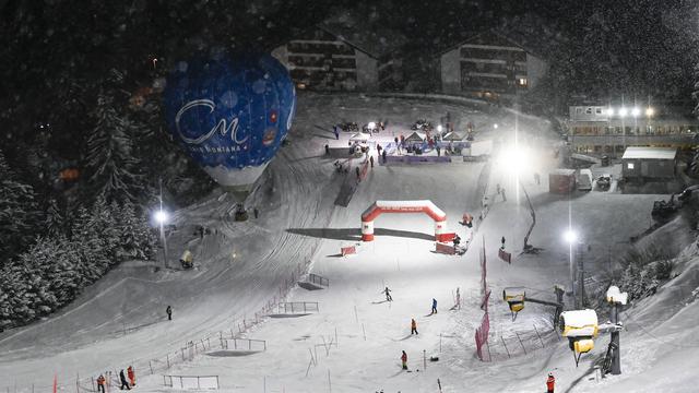 A deux jours des épreuves féminines de Coupe du monde de ski alpin de Crans-Montana, les organisateurs effectuent des tests rapides dans les hôtels. [KEYSTONE - JEAN-CHRISTOPHE BOTT]