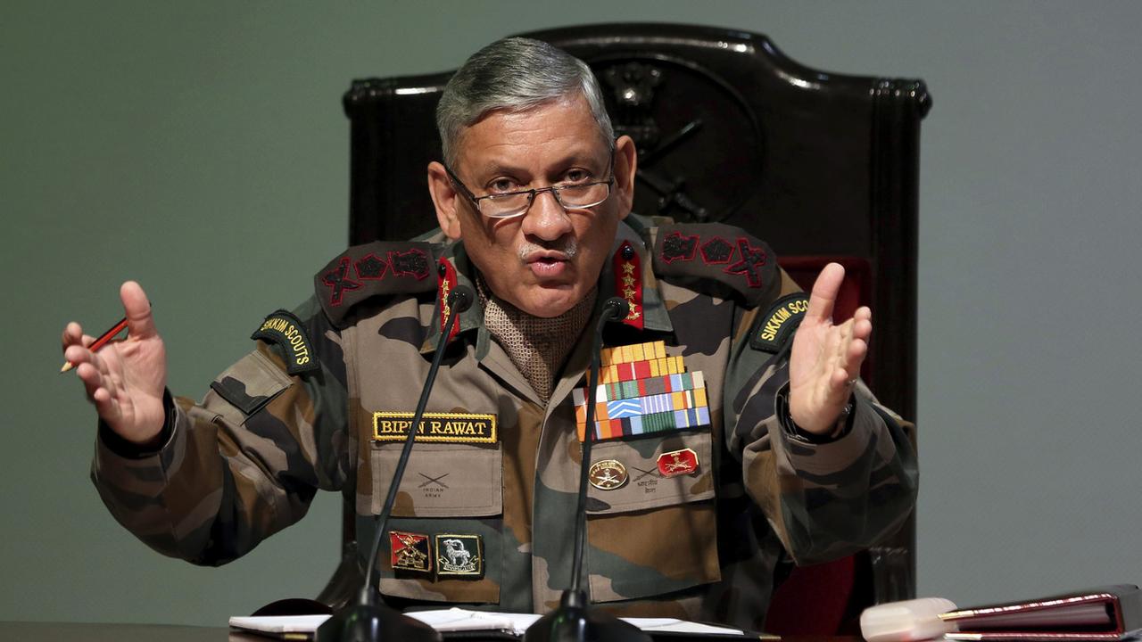 Le général Bipin Rawat lors d'une conférence de presse en janvier 2018 à New Dehli. [AP/Keystone]