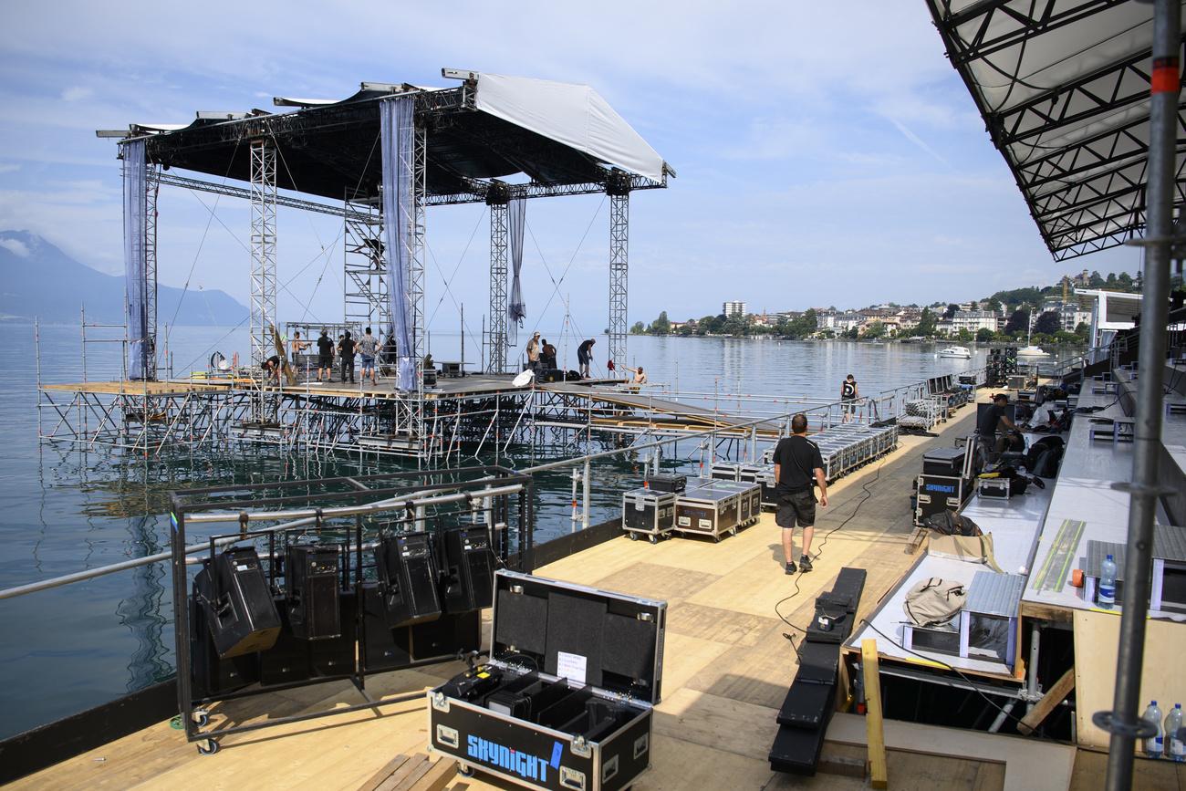 Pour le coup d'envoi de cette 55e édition du Montreux Jazz Festival, le français Woodkidest attendu sur une nouvelle scène entièrement construite sur le lac. [keystone - Laurent Gillieron]
