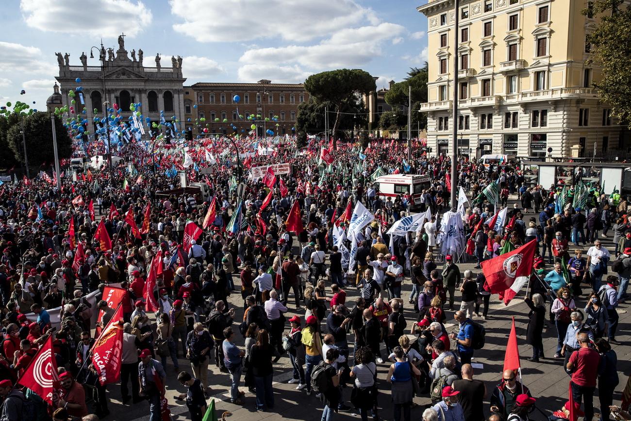 Des dizaines de milliers d'Italiens ont manifesté leur inquiétude quant à la montée du fascisme. [Keystone - EPA/Angelo Carconi]