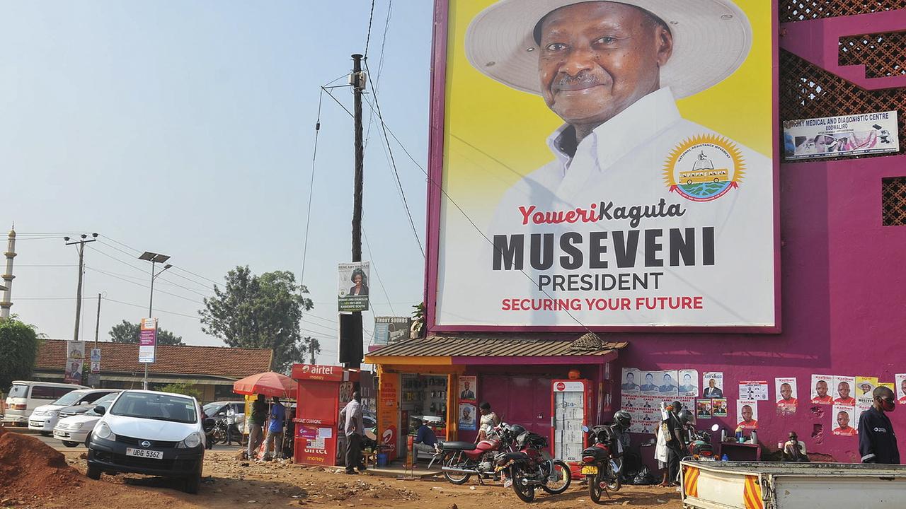 Le président Yoweri Museveni a été élu pour un sixième mandat en Ouganda, selon des résultats contestés par l'opposition. [Keystone/EPA/STR]