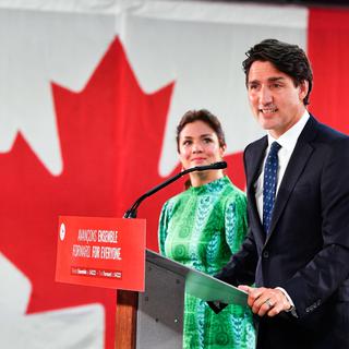 Justin Trudeau et sa femme Sophie Grégoire lors de son allocution de victoire, le 21 septembre 2021. [EPA/Keystone - Eric Bolte]