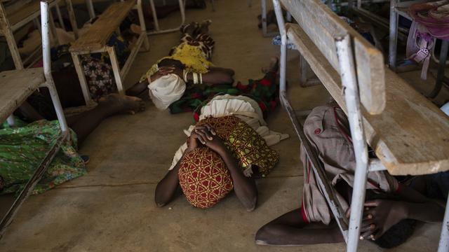 Des écoliers s'entraînent à une simulation d'attaque terroriste dans leur classe, le 26 juin 2019 dans une école du Burkina Faso. [AP/Keystone - Tanya Bindra]