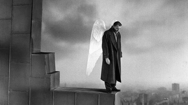 Bruno Ganz dans "Les ailes du désir" ("Der Himmel über Berlin") de Wim Wenders. [AFP - Road Movies Filmproduktion / Argos Films / Collection ChristopheL]