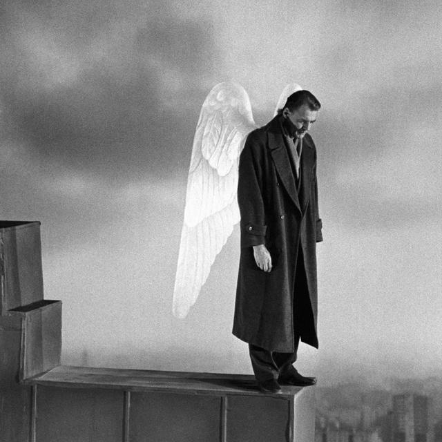 Bruno Ganz dans "Les ailes du désir" ("Der Himmel über Berlin") de Wim Wenders. [AFP - Road Movies Filmproduktion / Argos Films / Collection ChristopheL]