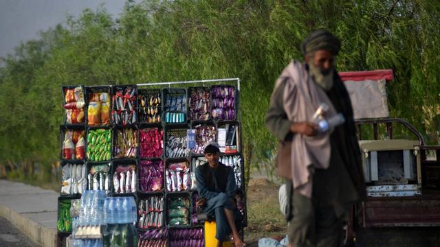 L'ONU annonce une famine imminente pour un tiers de la population afghane. L'arrivée du froid est redoutée, alors que le pays est en pleine crise, que l'économie est à l'arrêt et que l'aide internationale a drastiquement diminué. [AFP - JAVED TANVEER]