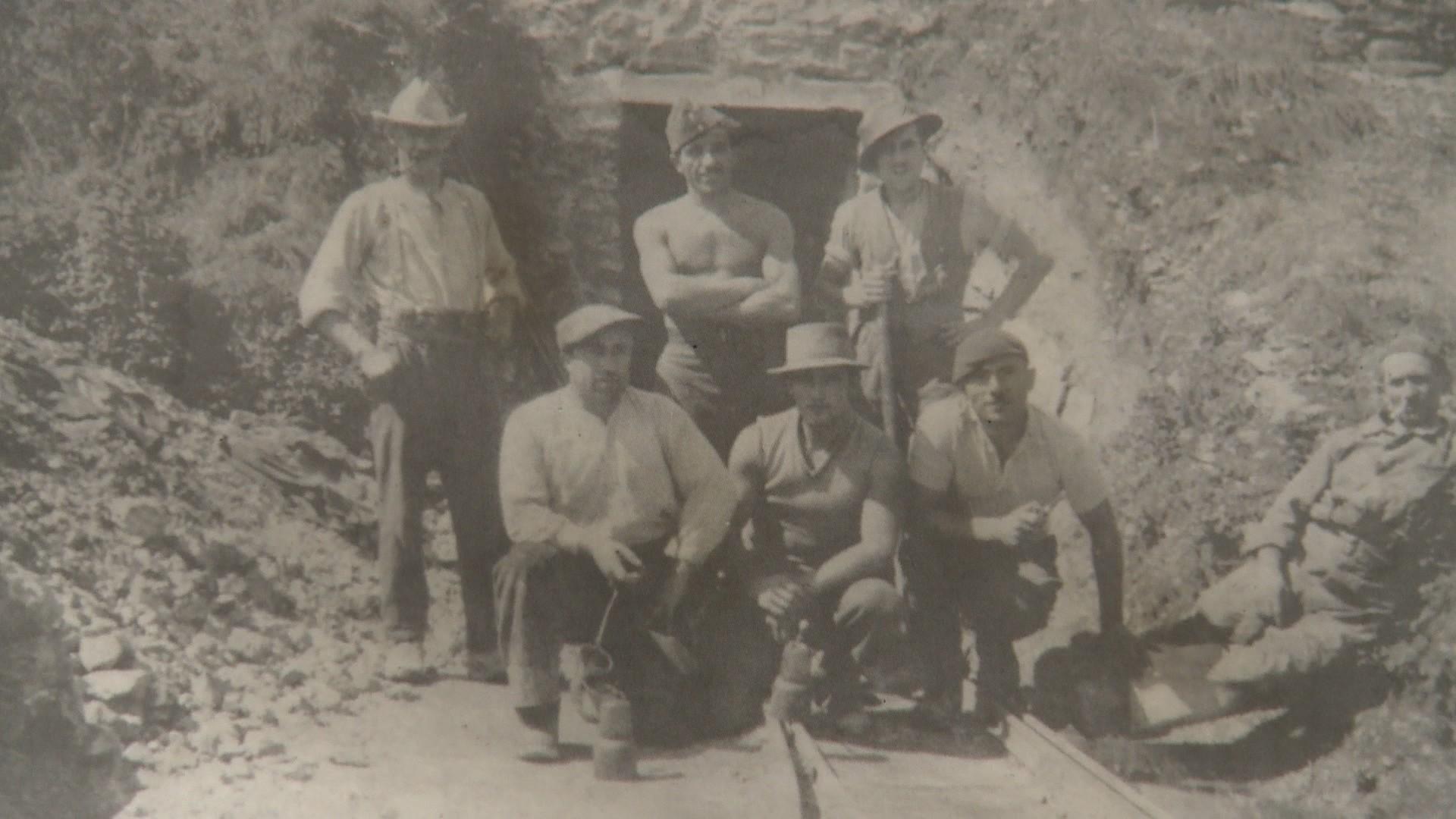 Des mineurs à l'entrée de la mine de Sessa (TI). [Archives RSI]