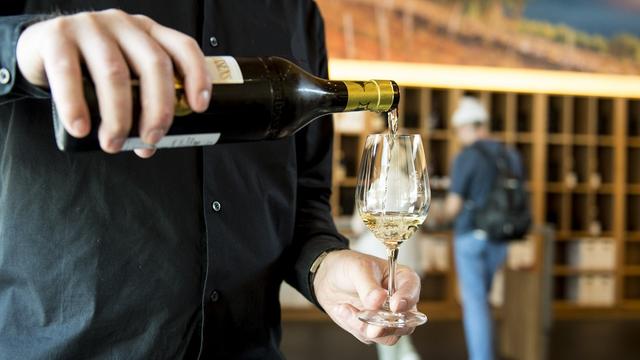 Depuis la nouvelle ordonnance sur le vin de 2019, la Confédération a repris la main sur le contrôle des caves. [Keystone - Jean-Christophe Bott]